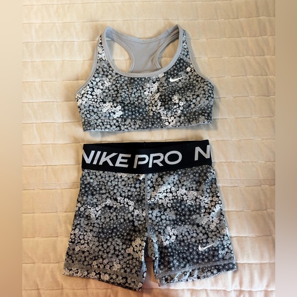 Nike Pro Black and White Floral Reversible Set - Picture 6 of 6